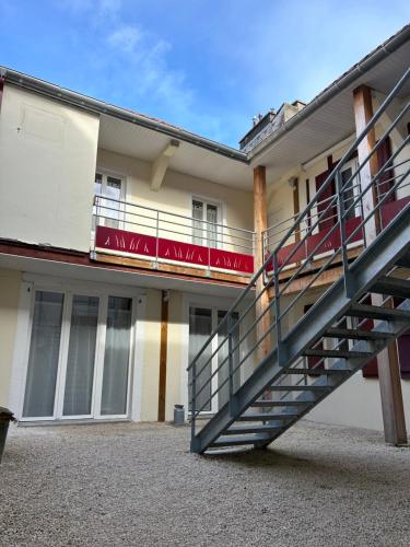 a staircase in the side of a building at Le patio : Appartement chic 3 chambres au cœur de Pau in Pau