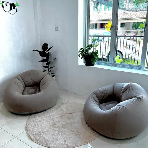 シブにあるCozy home in Sibu Near Daescoの窓付きの客室で、革張りの椅子2脚