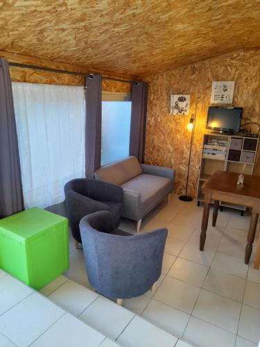 un salon avec un canapé et une table dans l'établissement Gîte chez Cécile à Lagnes, aux portes du Luberon, à Lagnes