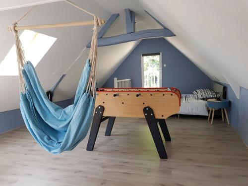 Zimmer mit Hängematte und Bett in der Unterkunft La récréation Lochoise in Loches