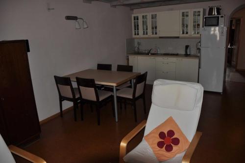 a kitchen and dining room with a table and chairs at Die gute Stube in Görlitz