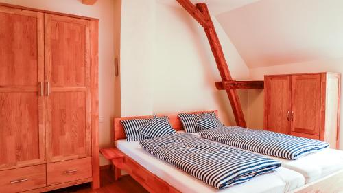 twee kussens op een bed in een kamer bij Biobauer Heubach in Iphofen