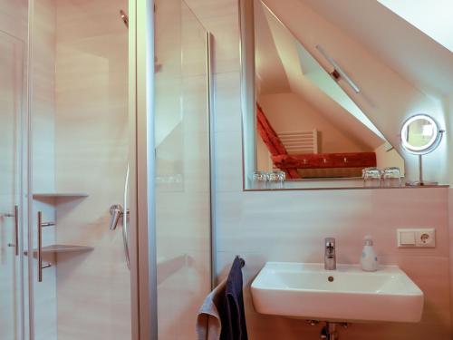 een badkamer met een wastafel en een douche bij Biobauer Heubach in Iphofen