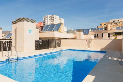 una piscina sul tetto di un edificio di Malagaflat City Center a Málaga
