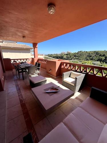 ein Balkon mit Tisch und Stühlen und Aussicht in der Unterkunft Beautiful apartment,3 min drive from the beach in Bahia de Casares
