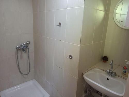 een badkamer met een douche, een toilet en een wastafel bij Relaxing home at Kiato in Kiáton