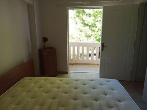 una camera con letto e porta aperta di Relaxing home at Kiato a Kiato