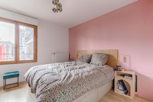 um quarto com uma cama grande e uma janela em Résidor - Sublime Bright Apartment em Asnières-sur-Seine