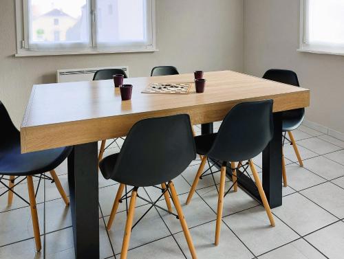 - une table dans une pièce entourée de chaises dans l'établissement ANSA LOFT, à Ensisheim