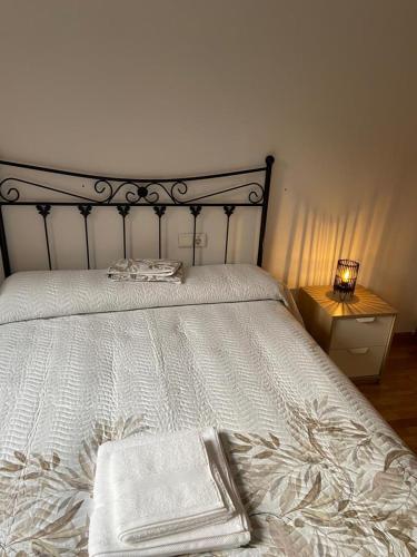 sypialnia z łóżkiem z białą pościelą i lampką w obiekcie La Estrella del Duero w mieście Zamora
