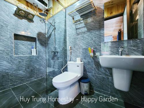 y baño con aseo y lavamanos. en Huy Trung Homestay, en Bắc Hà