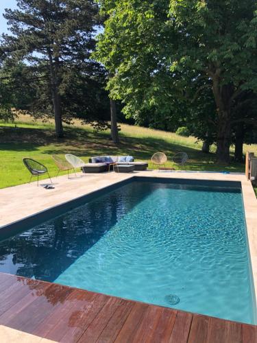 une piscine avec des chaises et une table dans l'établissement Cocon de Beauregard, à Vienne