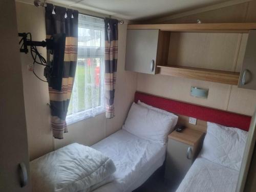 Ένα ή περισσότερα κρεβάτια σε δωμάτιο στο 8 BERTH Deluxe caravan PALM GROVE 142 GOLDEN PALM CHAPEL ST LEONARDS