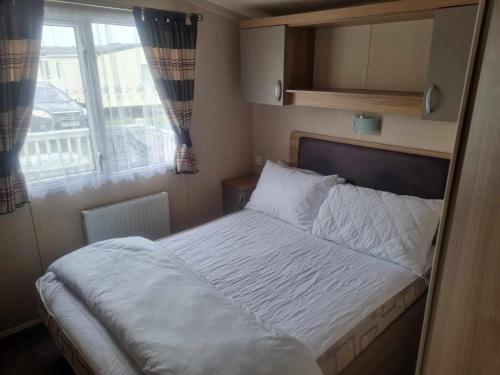 Ένα ή περισσότερα κρεβάτια σε δωμάτιο στο 8 BERTH Deluxe caravan PALM GROVE 142 GOLDEN PALM CHAPEL ST LEONARDS