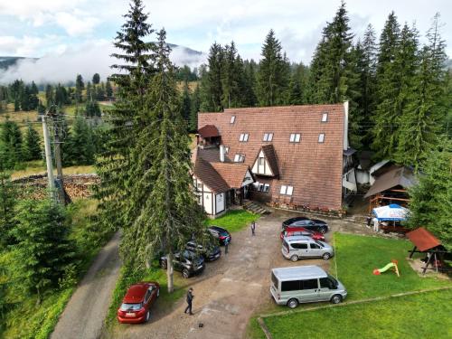 an aerial view of a house with cars parked in front at Pensiunea Casa Motului in Arieşeni