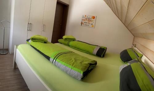 バート・ブラームバッハにあるGästehaus Siebertのベッド2台(緑のシーツ付)