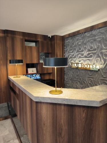 ROİ HOTEL İZMiRにあるキッチンまたは簡易キッチン