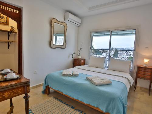Una cama o camas en una habitación de Dar Souad