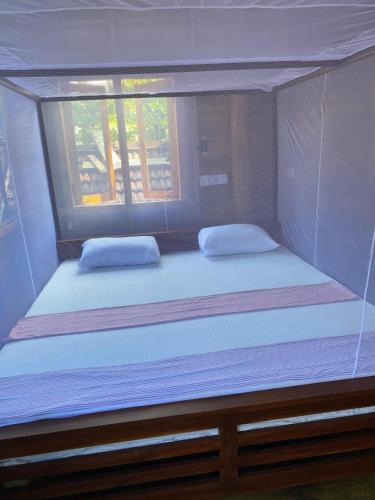 Ein Bett oder Betten in einem Zimmer der Unterkunft Surf Beach Hotel