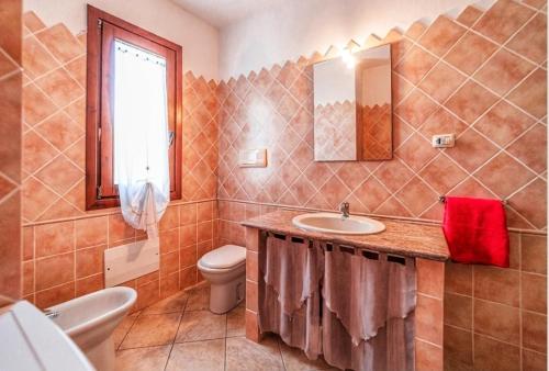 Vonios kambarys apgyvendinimo įstaigoje Incantevole Casa Vacanze Ginestra La Maddalena