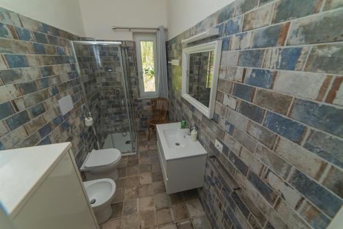 ein Bad mit einem WC, einem Waschbecken und einer Dusche in der Unterkunft Villetta relax in Castellabate