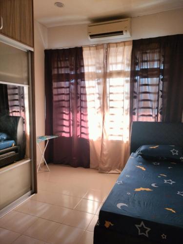 sypialnia z łóżkiem i oknem z zasłonami w obiekcie AR RAYYAN Homestay Banting w mieście Banting