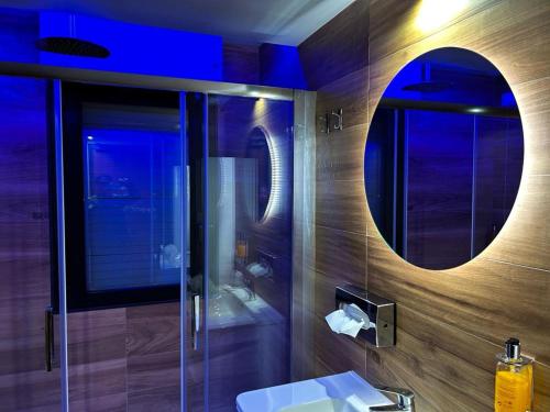 bagno con doccia, lavandino e specchio di Hotel Testani Frosinone a Frosinone