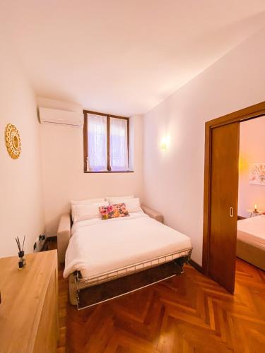 - une petite chambre avec un lit dans l'établissement Arena Sweet Home in Verona, à Vérone