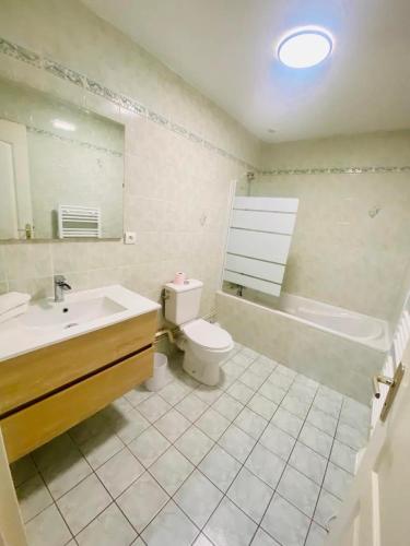 une salle de bain avec un lavabo, des toilettes et une baignoire dans l'établissement Maison 2 , possibilité 2eme maison mitoyenne 4prs , le crotoy bais de somme, au Crotoy