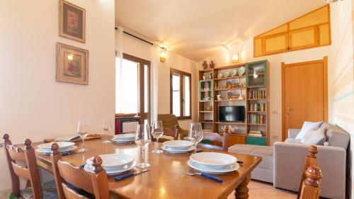 comedor con mesa de madera y sillas en Welcomely - La Casa Delle Rose, en Santa Caterina