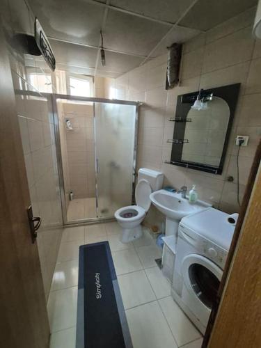 y baño con ducha, aseo y lavamanos. en City apartment in Prizren en Prizren