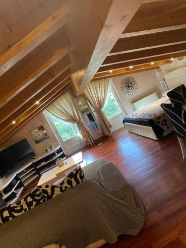 an overhead view of a bedroom with two beds at Residence Delle Rose in Tremosine Sul Garda