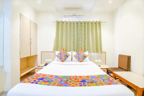 プネにあるFabHotel Ananta Sagarのベッドルーム(ベッド1台、窓付)