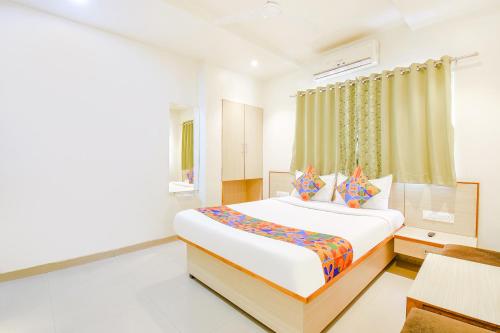 プネにあるFabHotel Ananta Sagarのベッドルーム(大型ベッド1台、窓付)