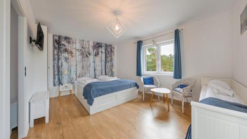 - une chambre avec un lit, un bureau et une fenêtre dans l'établissement Apartamenty Sun & Snow Marynarska, à Rowy