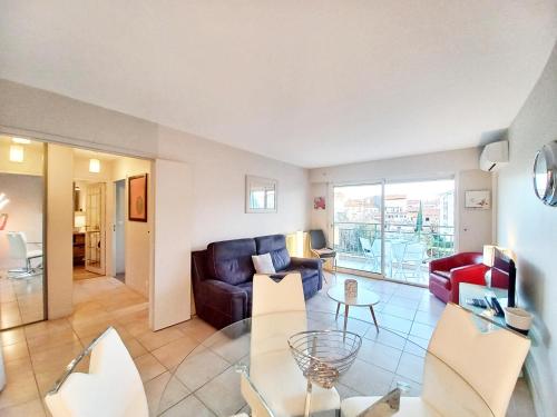 un salon avec un canapé et une table dans l'établissement St Raphaël centre- plages à proximité-tout à pieds, à Saint-Raphaël