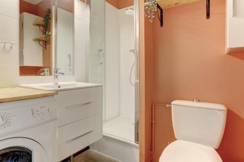 ein Bad mit einer Dusche, einem WC und einem Waschbecken in der Unterkunft Le Sevestre - Plaisir in Plaisir