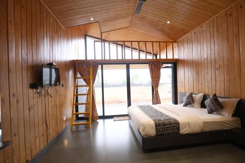 um quarto com uma cama numa parede de madeira em Shreephal luxurious Resort- Best resort in saputara em Saputara