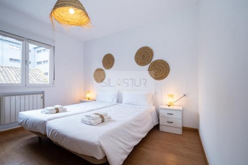 Un pat sau paturi într-o cameră la Vive Oviedo I Apartamento