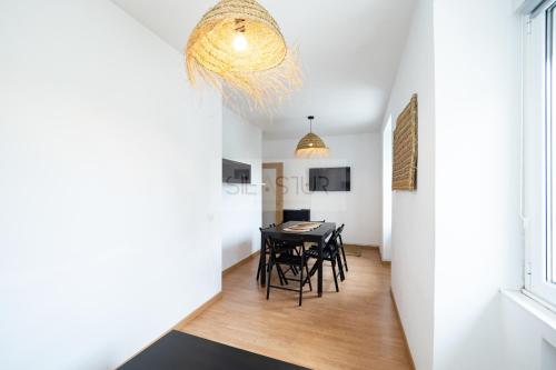 een eetkamer met een tafel en stoelen bij Vive Oviedo I Apartamento in Santa Eulalia
