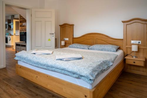 una camera da letto con un letto e due asciugamani di Ferienwohnung Vergissmeinnicht Sauerland a Schmallenberg