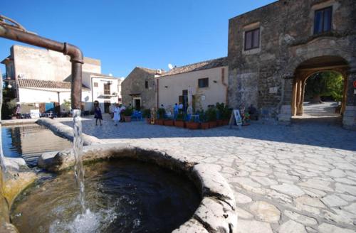 a water fountain in the middle of a courtyard at Dentro Scopello - Casa Vacanze in Scopello