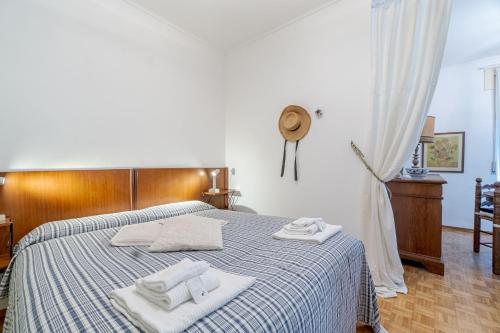 um quarto com uma cama com toalhas em Villa Tigullio Vintage Holiday Flat em Rapallo
