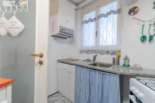 uma cozinha com um lavatório e uma máquina de lavar louça em Villa Tigullio Vintage Holiday Flat em Rapallo