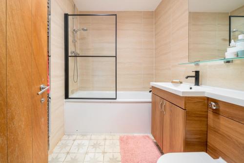 ALTIDO Stylish flat near London Bridge في لندن: حمام مع دش ومرحاض ومغسلة