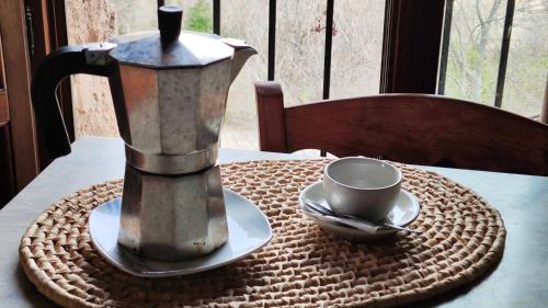 - une cafetière et une tasse sur une table dans l'établissement La Casa Gran, à Castielfabib