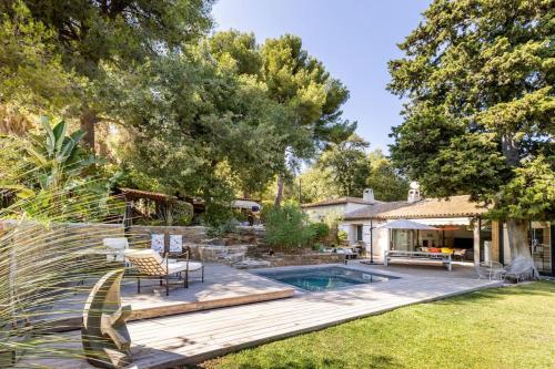 une arrière-cour avec une terrasse en bois et une piscine dans l'établissement Villa Saint-Côme, du grand luxe à 1 min de la mer, à Hyères
