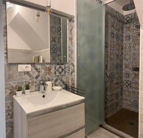 A bathroom at APT Le Sorelle a Pietrasanta