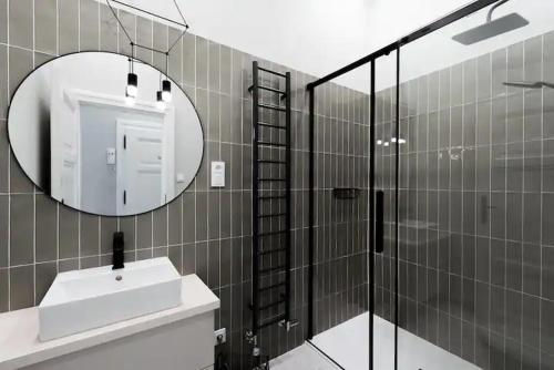 ein Bad mit einem Waschbecken und einem Spiegel in der Unterkunft Hidden jewel - Right in the centre of Prague in Prag