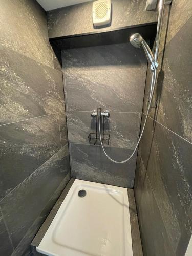 y baño pequeño con ducha y aseo. en Möblierte Wohnung 2 Einzelzimmer, en Hünxe